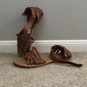 Super cute flats didn’t wear them but they are thrifted